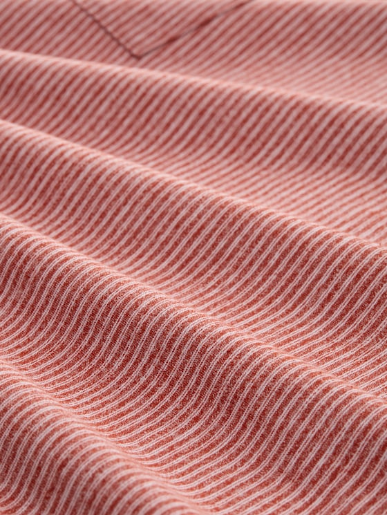 T-shirt with a chest pocket - velvet red fine stripe