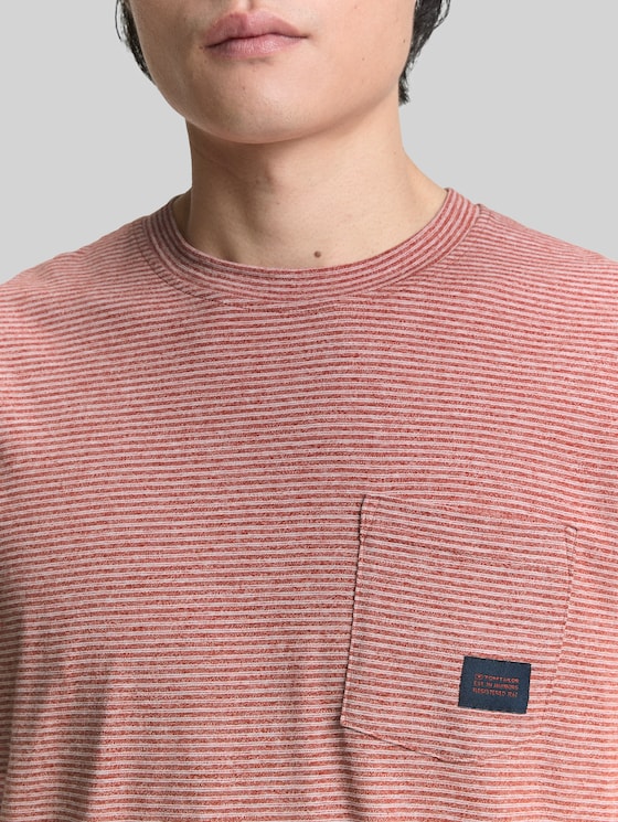 T-shirt with a chest pocket - velvet red fine stripe