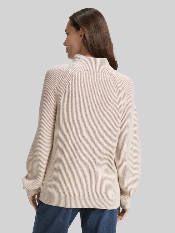 Loose fit knitted jumper with stand-up collar - soft taupe rib structure
