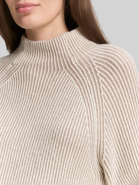 Loose fit knitted jumper with stand-up collar - soft taupe rib structure