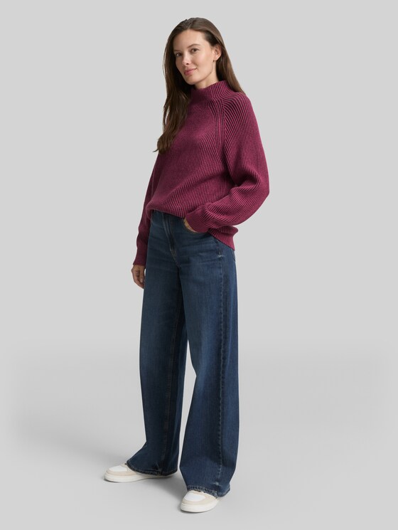 Loose fit knitted jumper with stand-up collar - red rib structure