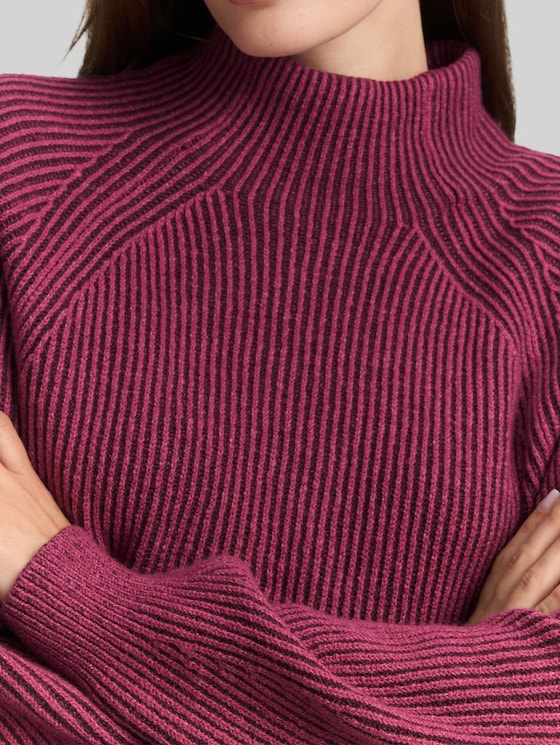 Loose fit knitted jumper with stand-up collar - red rib structure