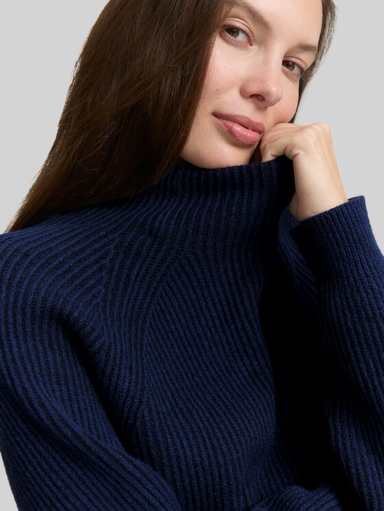 Loose fit knitted jumper with stand-up collar - blue rib structure