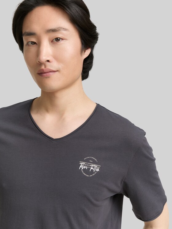 T-shirt with V-neck - Tarmac Grey