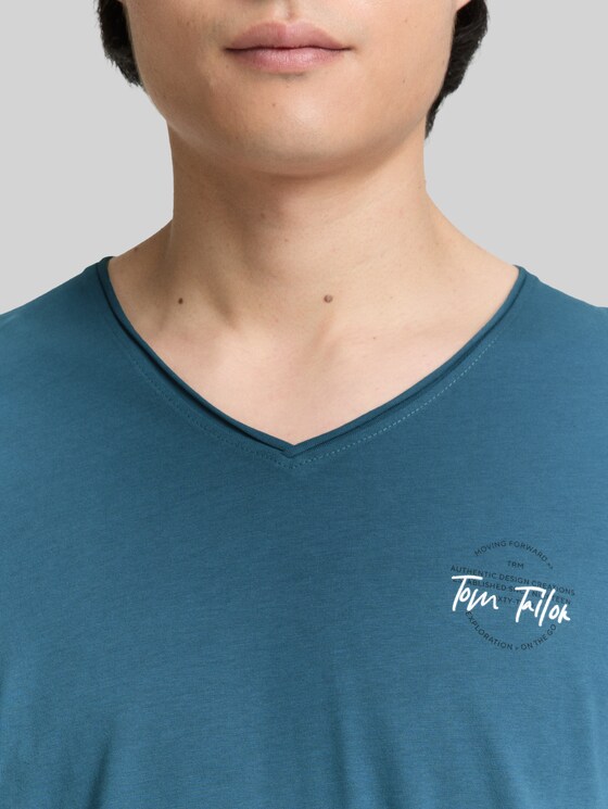T-shirt with V-neck - real teal blue