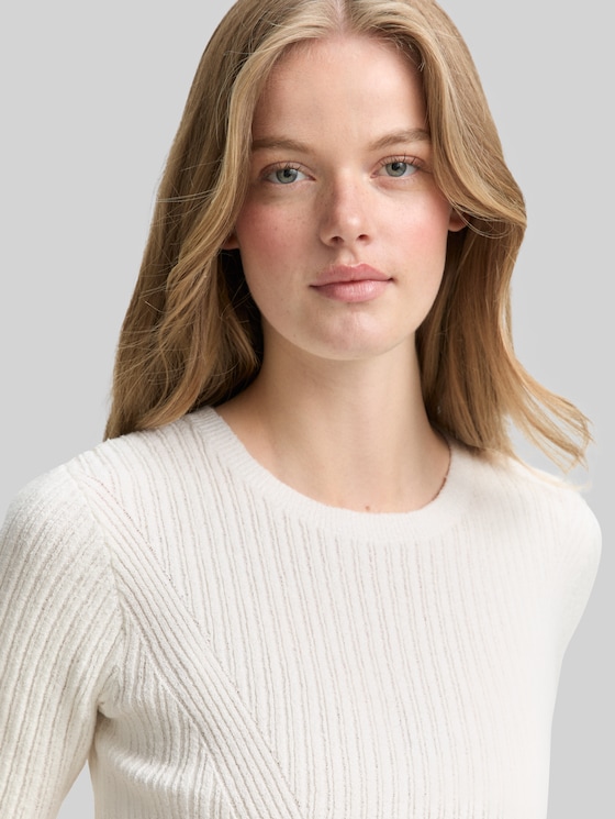 Knitted sweater with a ribbed texture - off white