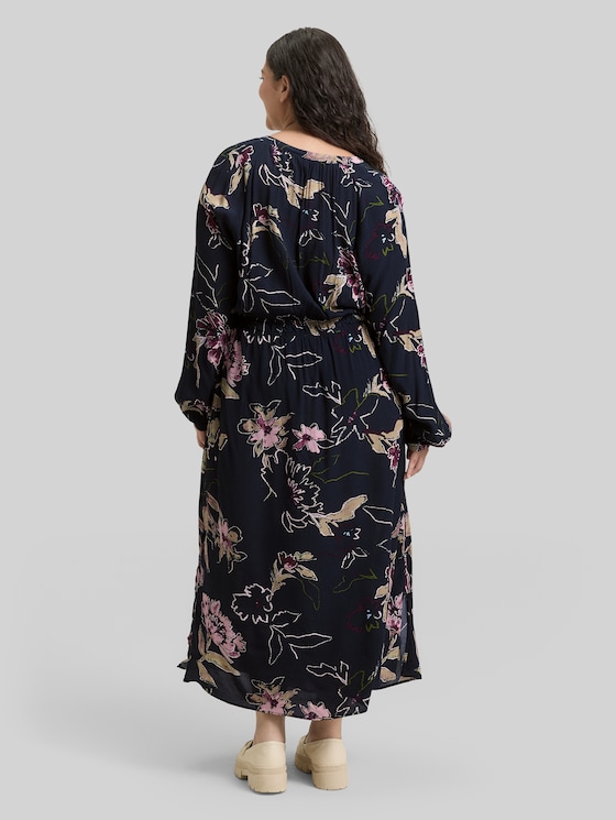 Plus Size - Maxi dress with floral pattern - big flower design