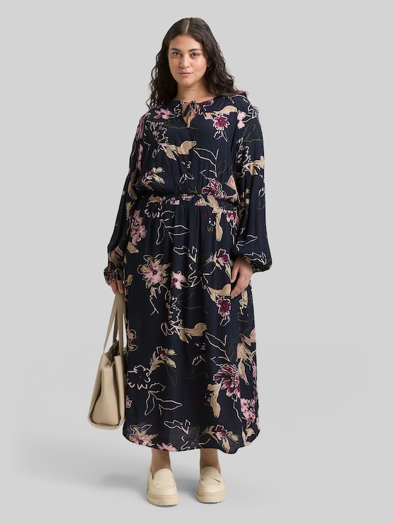 Plus Size - Maxi dress with floral pattern - big flower design