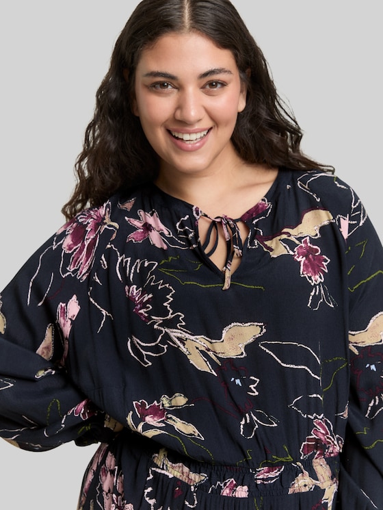 Plus Size - Maxi dress with floral pattern - big flower design