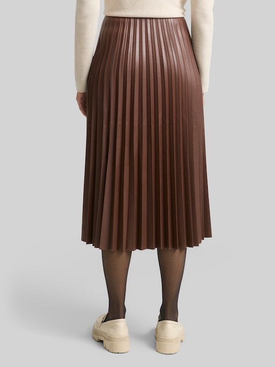 Pleated midi skirt in leather look - dark pecan brown