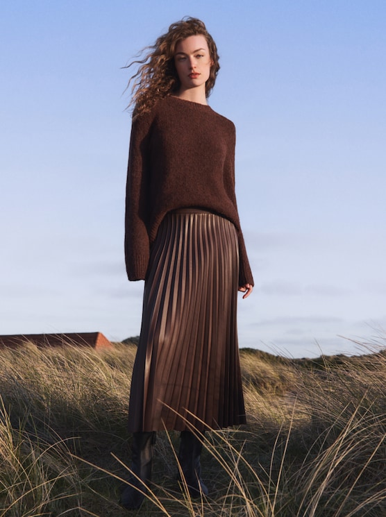 Pleated midi skirt in leather look - dark pecan brown