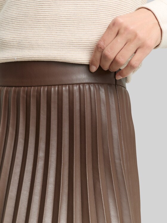 Pleated midi skirt in leather look - dark pecan brown