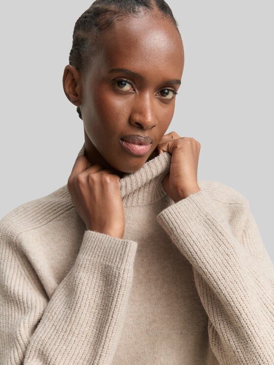 Relaxed fit knitted jumper with stand-up collar - cosy beige melange