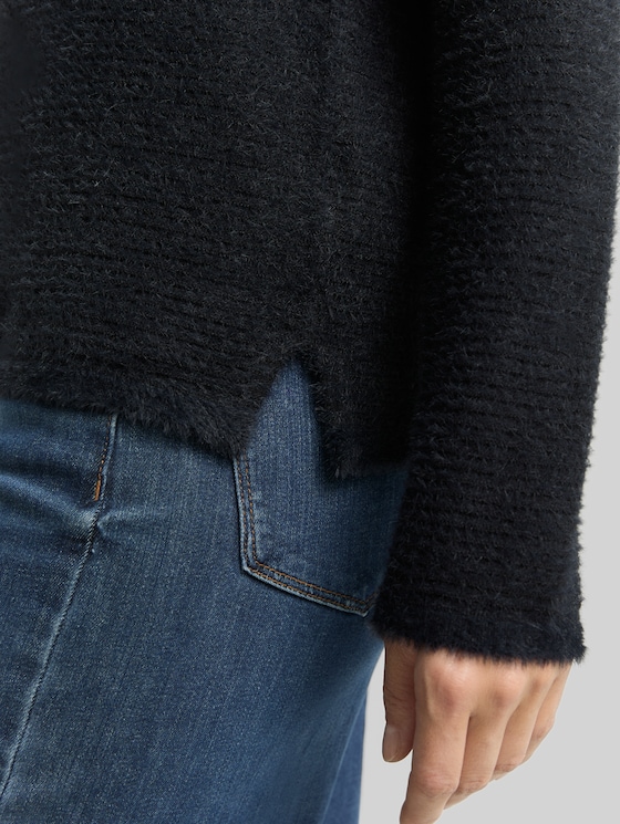 Knitted jumper in feather yarn - black stripe with featheryarn