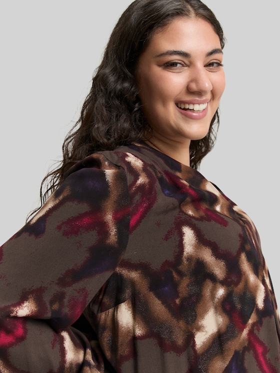 Plus Size – Patterned Blouse - brown blurry argyle