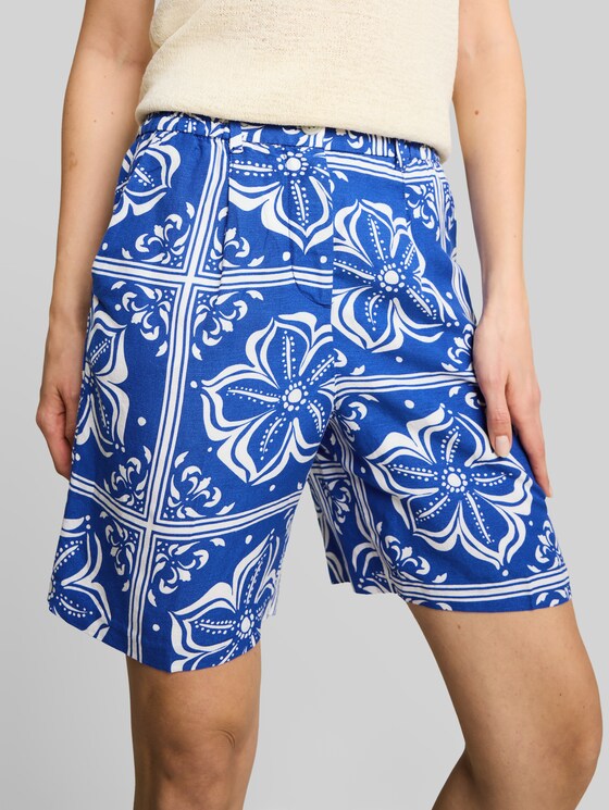 Loose-fit Bermuda shorts with linen blend - blue flower tile design