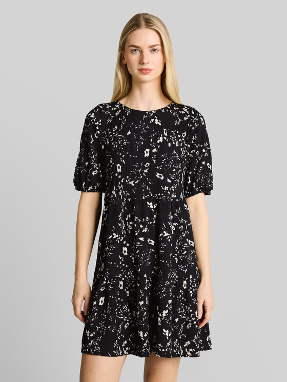 Crinkle mini dress with floral pattern - black white flower print