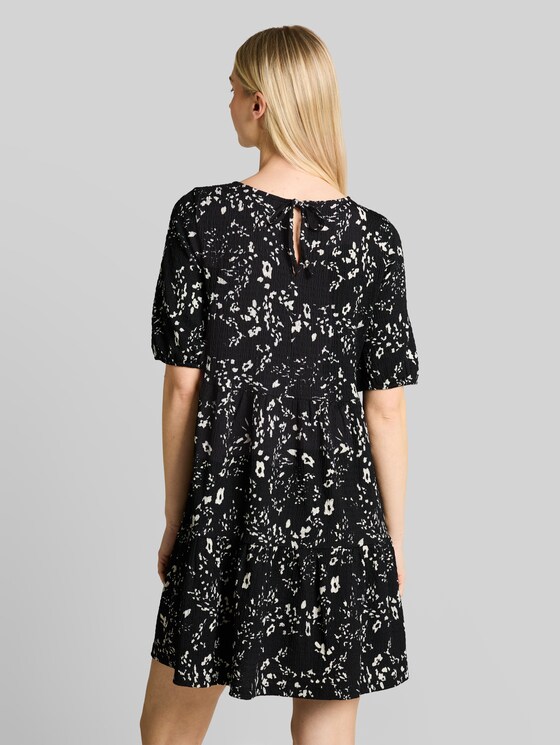 Crinkle mini dress with floral pattern - black white flower print