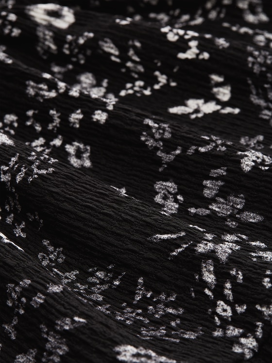 Crinkle mini dress with floral pattern - black white flower print