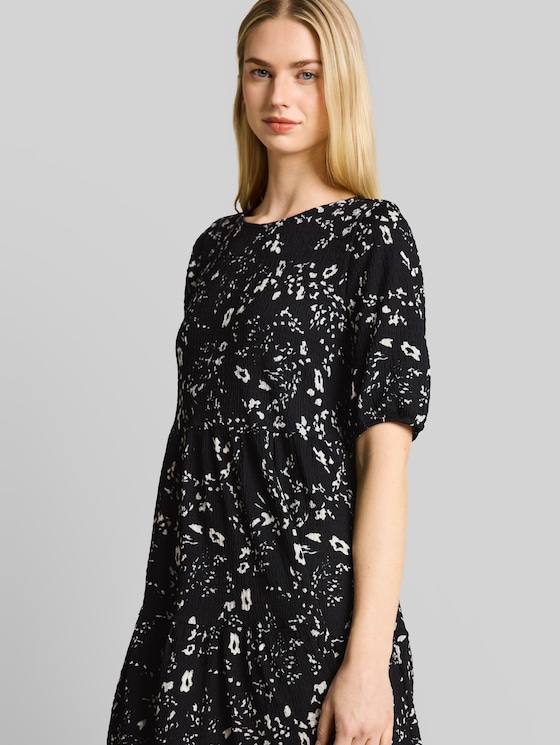 Crinkle mini dress with floral pattern - black white flower print