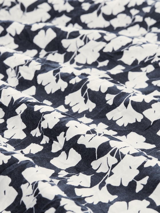 Crinkle T-shirt with pattern - blue ginkgo minimal