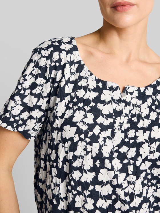 Crinkle T-shirt with pattern - blue ginkgo minimal