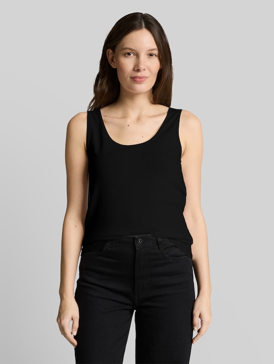 Slim-fit top with a round neckline - deep black