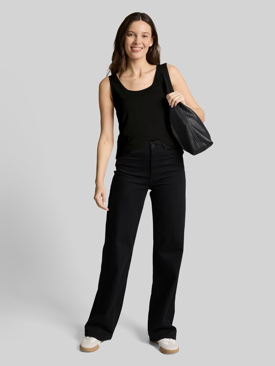 Slim-fit top with a round neckline - deep black