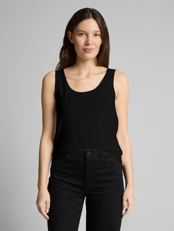 Slim-fit top with a round neckline - deep black