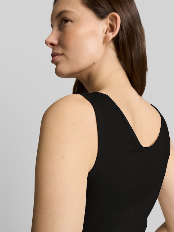 Slim-fit top with a round neckline - deep black