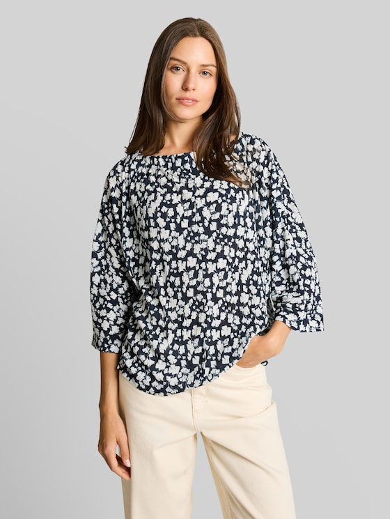 Crinkle T-shirt with batwing sleeves - blue ginkgo minimal
