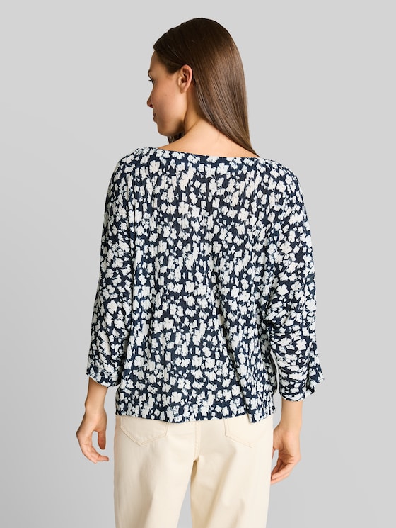 Crinkle T-shirt with batwing sleeves - blue ginkgo minimal