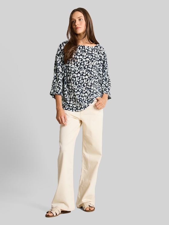 Crinkle T-shirt with batwing sleeves - blue ginkgo minimal