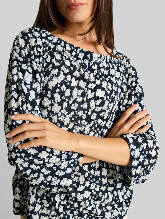 Crinkle T-shirt with batwing sleeves - blue ginkgo minimal
