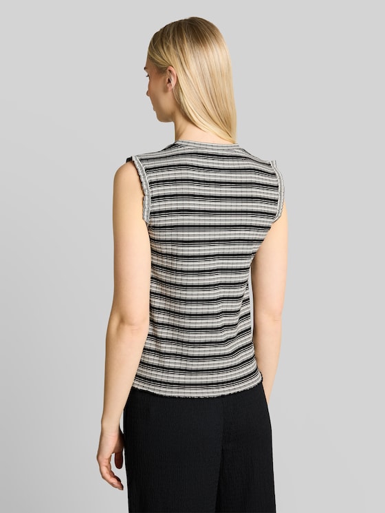 Top with striped pattern - black white gradient stripe