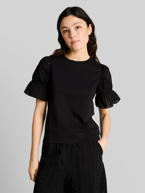Loose fit T-shirt with eyelet embroidery - deep black