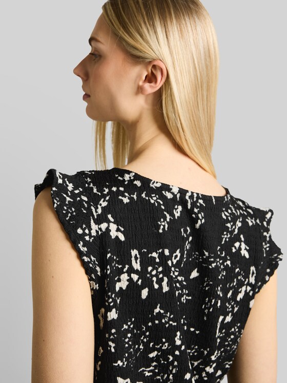 Loose fit crinkle top with flounces - black white flower print