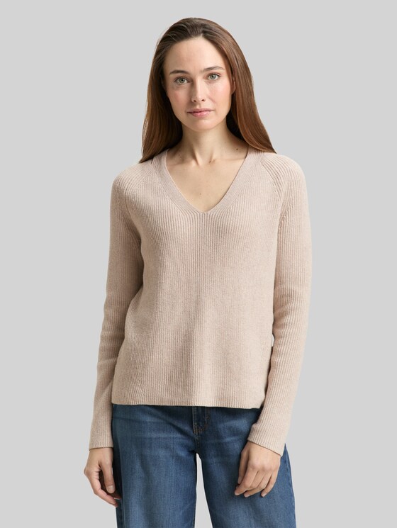 Knitted pullover with a V-neckline - dusty alabaster melange