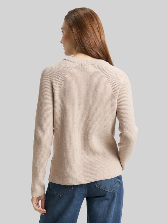 Knitted pullover with a V-neckline - dusty alabaster melange