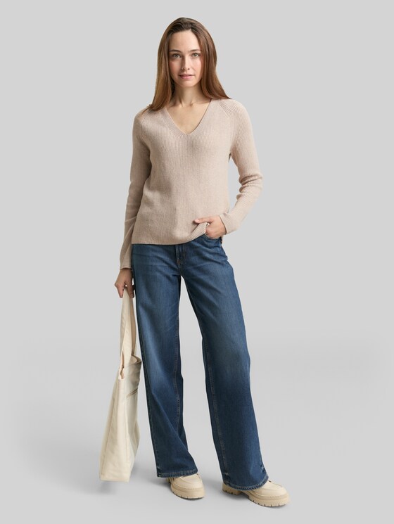 Knitted pullover with a V-neckline - dusty alabaster melange