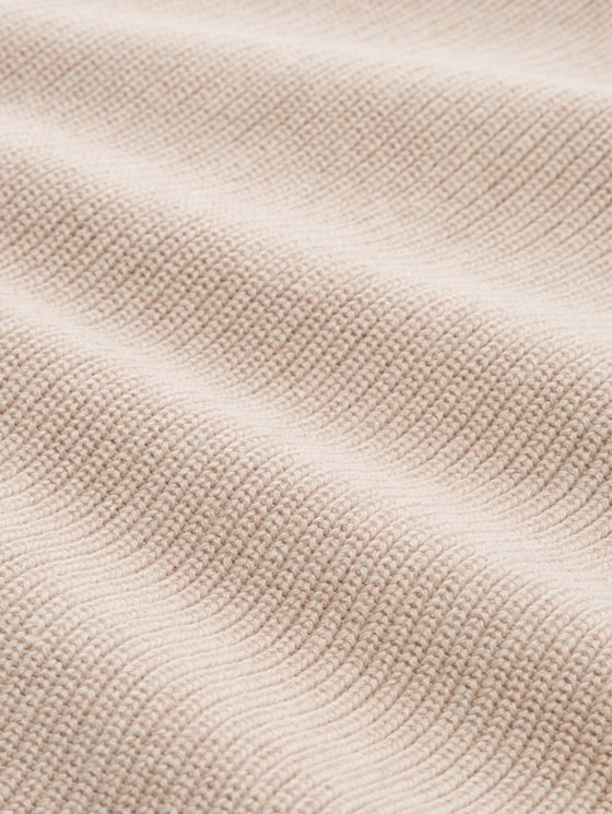 Knitted pullover with a V-neckline - dusty alabaster melange