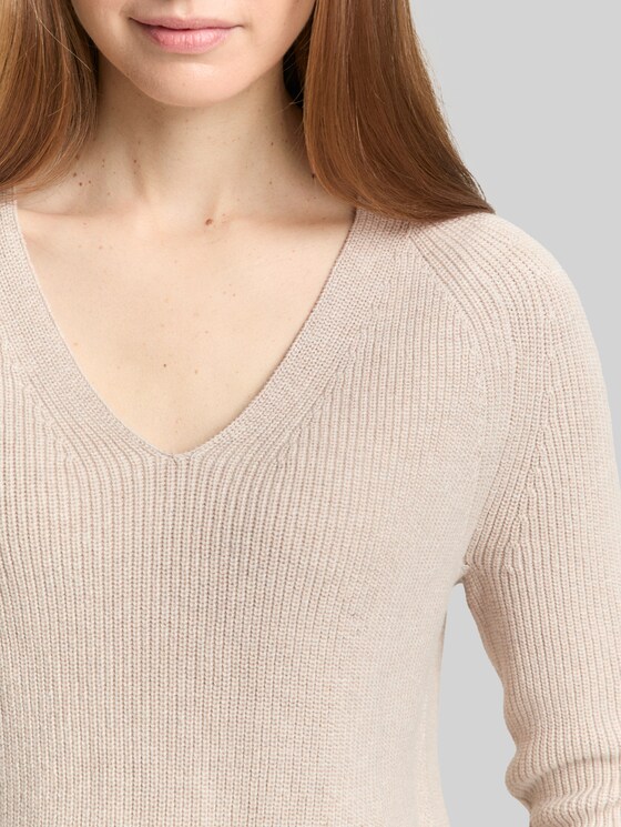 Knitted pullover with a V-neckline - dusty alabaster melange