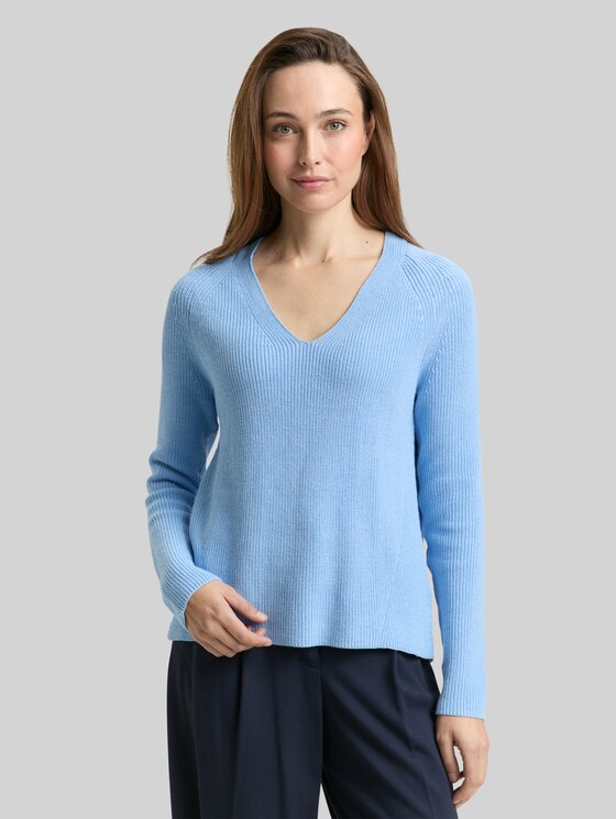 Knitted pullover with a V-neckline - light fjord blue