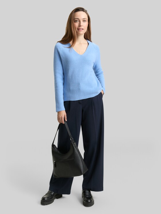 Knitted pullover with a V-neckline - light fjord blue