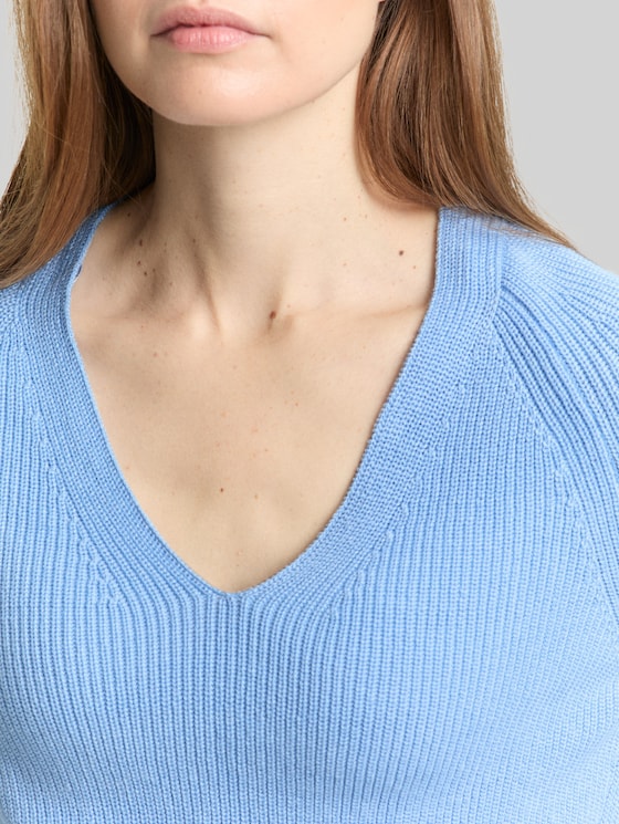 Knitted pullover with a V-neckline - light fjord blue