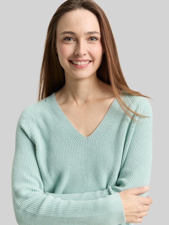 Knitted pullover with a V-neckline - blue haze