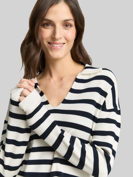 Loose fit knitted jumper with polo collar - white sky blue knit stripe