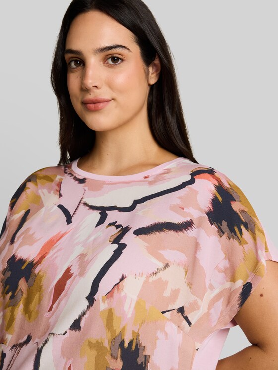Plus Size - T-shirt in a mix of materials - big abstract flower print