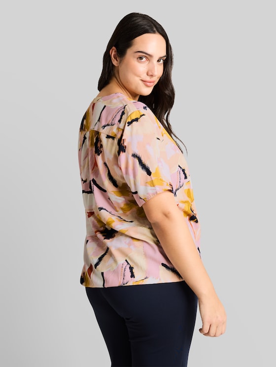 Plus Size – Patterned Blouse - big abstract flower print