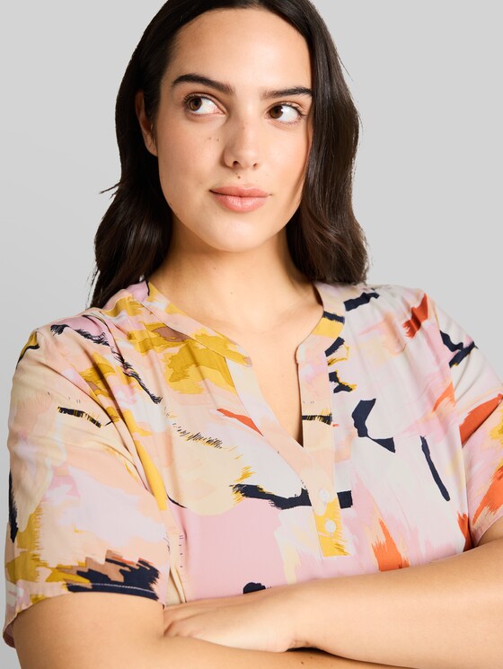 Plus Size – Patterned Blouse - big abstract flower print
